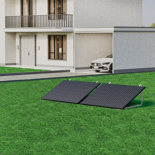 ALLDREI Balkonkraftwerk mit Garten / Flachdach Halterung, Solarmodule auf Rasen neben modernem Haus.