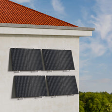 ALLDREI Balkonkraftwerk mit Fassade Halterung an der Wand montiert, mit vier Solarpanelen.