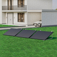 ALLDREI Balkonkraftwerk mit Garten / Flachdach Halterung installation showing solar panels on grass.