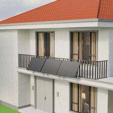 ALLDREI Balkonkraftwerk mit Gitterbalkon Halterung auf einem modernen Balkon installiert.