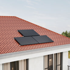 ALLDREI 880W Balkonkraftwerk mit Schrägdach Halterung auf rotem Ziegeldach montiert.